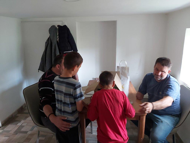 Без руке и ока брине о синовима: Душко из Добоја се не предаје