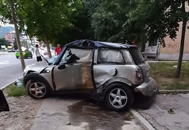 Тешко повређен возач у Нишу: Јурио као луд па се закуцао у дрво, аутомобил смрскан, пролазница се бацила у страну (ФОТО)