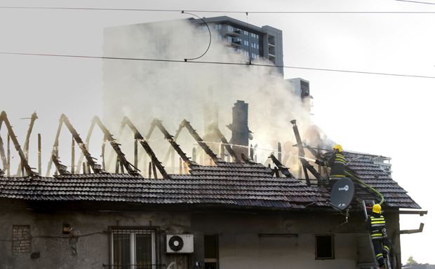 Пожар у Савској улици: Густ дим избија из куће (ФОТО+ВИДЕО)