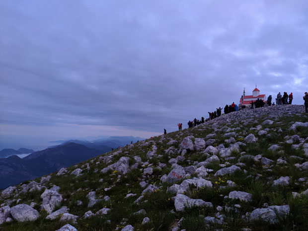 Верници у литији на врху Румије: Три свештеника служило литургију, затим уследило ПРИЧЕШЋЕ на 1.596 метара надморске висине (ФОТО)