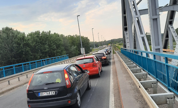 Гужва на граничном прелазу Рача: Kилометарска колона возила, сатима се чека на улазак у Србију