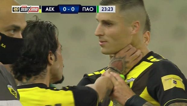 Врањеша давио саиграч усред градског дербија: Огњен му бесно одговорио, смиривали га са клупе (ВИДЕО)