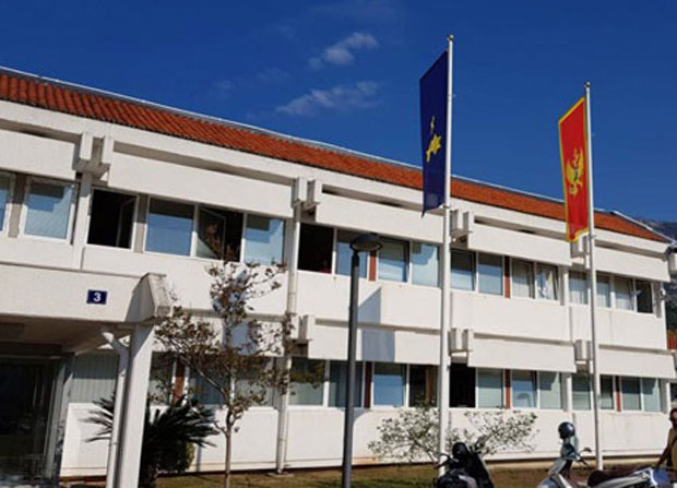 Незапамћено у Будви - Две паралелне седнице о разрешењу председника Општине и Скупштине