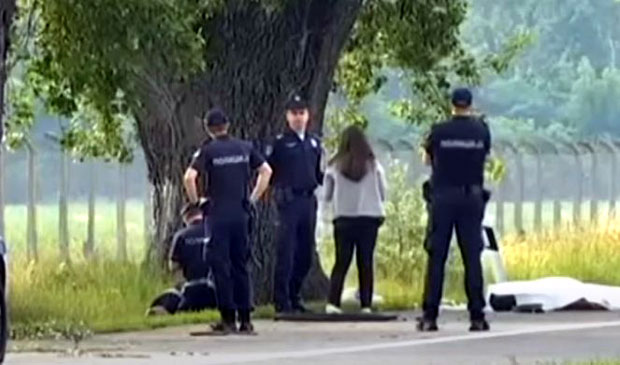 Ауто преполовљен, рођена БРАЋА страдала у удесу: СНИМАК СТРАВИЧНЕ несреће са Батајничког друма (ВИДЕО)