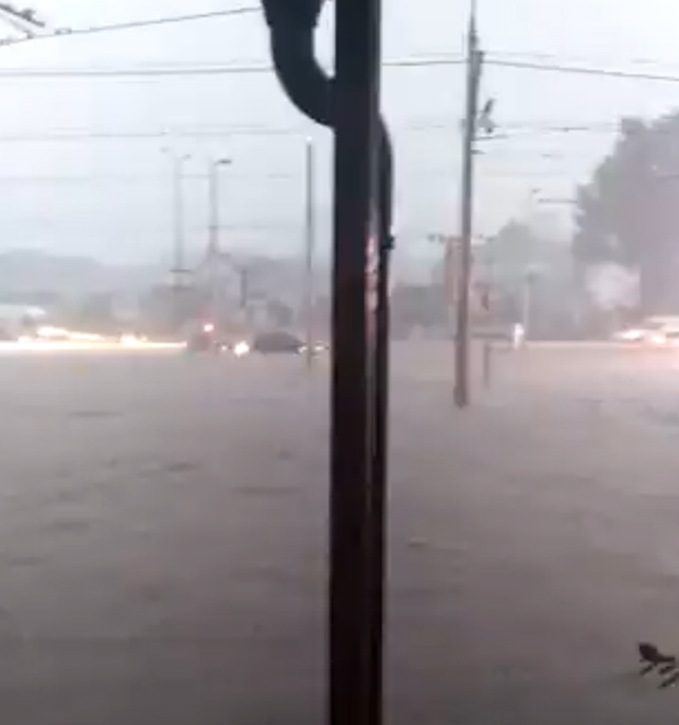 Поплављена Аутокоманда: Бујице буквално носе аутомобиле, Браће Јерковић није улица већ река