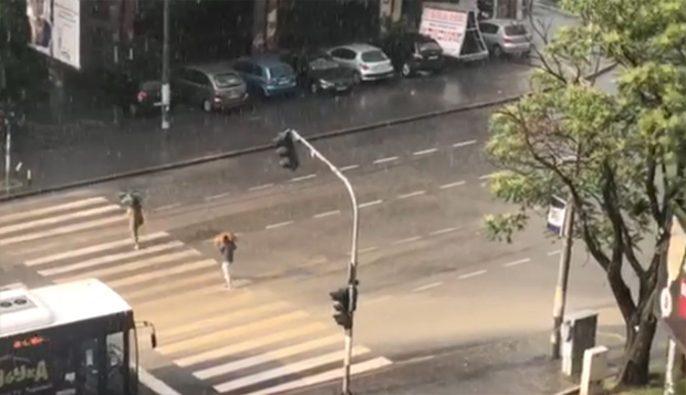 Потоп у Београду: Јак пљусак, вода се слива низ улице, цела Србија под наранџастим упозорењем ВИДЕО)