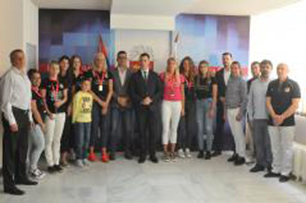 Не дају титулу, нисмо Звезда или Партизан: Градоначелник Терзић примио кошаркашице Краљева - донеле пехар граду после 42 године