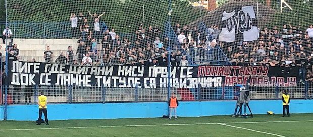 Навијачи Партизана транспарентом прекидали утакмице: Парола СПОРНА због правилника (ВИДЕО)