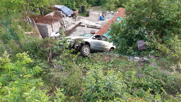 Проклизао на путу и слетео - на кров куће! Два удеса за десет минута на истом месту у близини Бора (ВИДЕО)