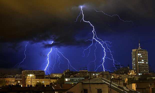 Ова места у Београду су НАЈОПАСНИЈА за време ГРМЉАВИНЕ: Ево којих 7 ствари морате да урадите да бисте се ЗАШТИТИЛИ


