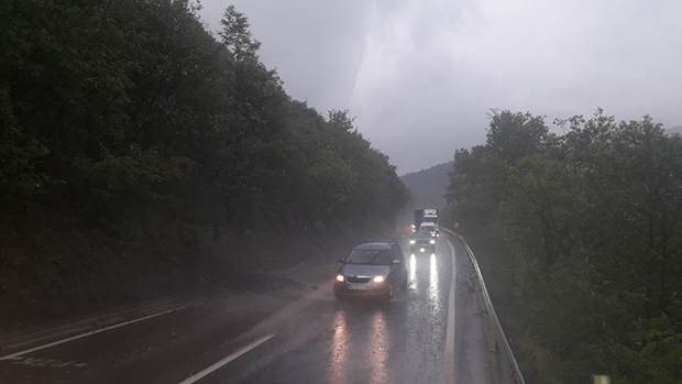 Олујно НЕВРЕМЕ погодило ивањичка насеља: Јака киша изазвала ПОПЛАВЕ,  дворишта обелела од ГРАДА (ФОТО/ВИДЕО)