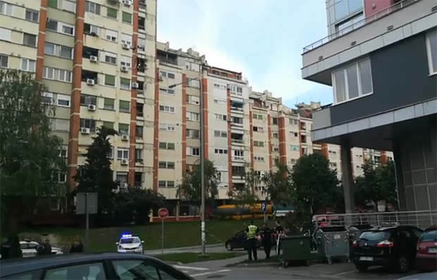 Срећно окончана драма у Панчеву: Преговарачки тим одговорио жену да скочи са зграде (ВИДЕО)