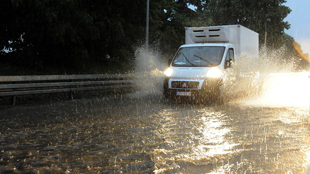 ЗАЦРНЕЛО се небо, невреме ОПЕТ стиже у Беoград: Почела киша, дува ветар, чују се грмљавине (ВИДЕО)