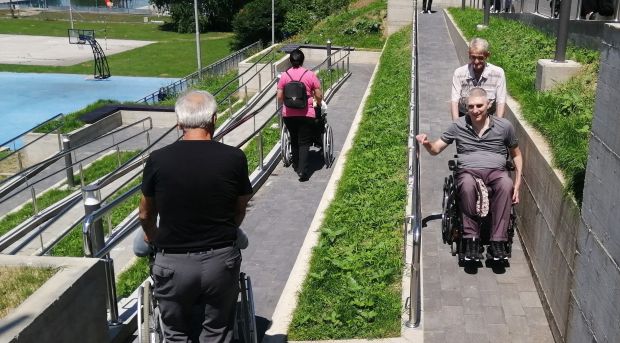 Лакше до Ибра: Завршена рампа за особе са инвалидитетом у центру Краљева