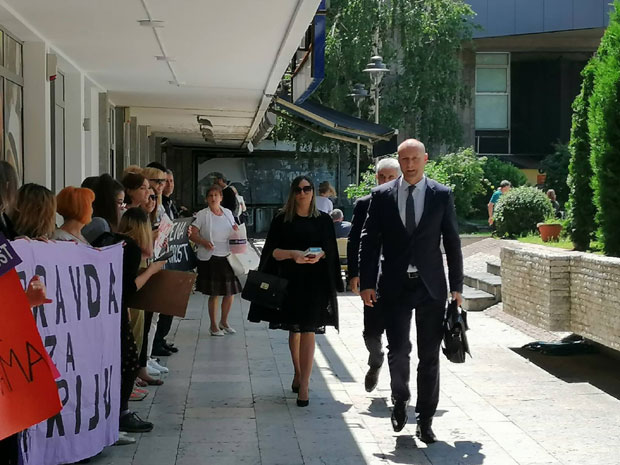 ЗАВРШНЕ РЕЧИ НА СУЂЕЊУ ЈУТКИ: Новости на лицу места (ФОТО/ВИДЕО)