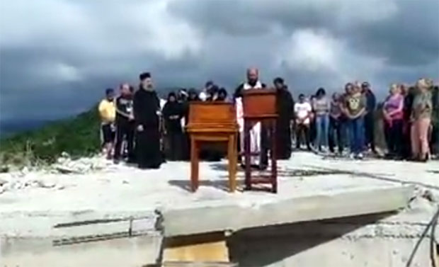 Верници се окупили код рањеног манастира: На остацима порушеног конака СЛУЖЕНА ЛИТУРГИЈА (ВИДЕО)