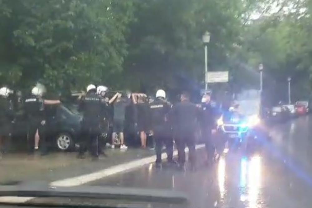 Кренуле навијачке чарке: “Гробари” пошли према северу, жандармерија спречила сукоб