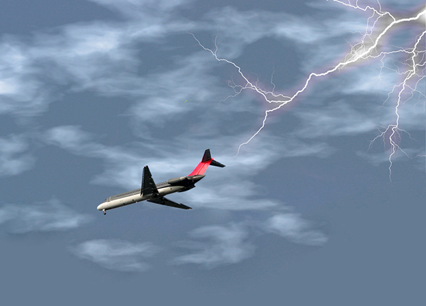 ДРАМАТИЧНИ СНИМАК: Авион истовремено удариле ТРИ муње током слетања (ВИДЕО)