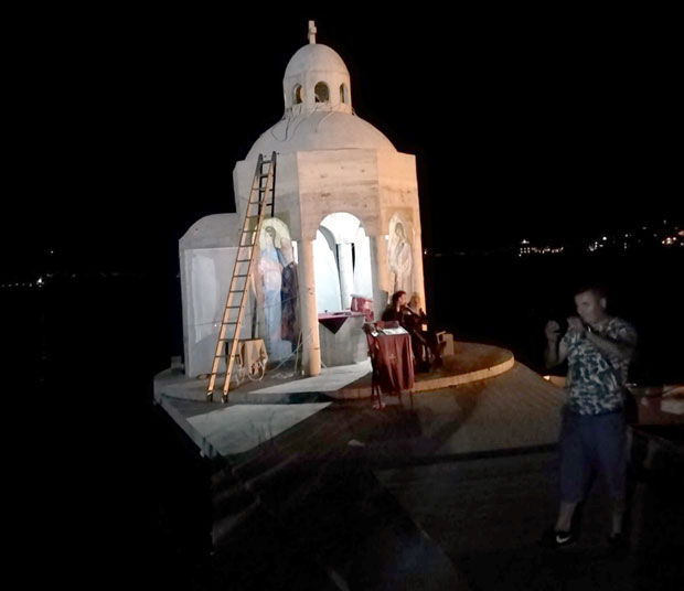 Велики број саборног народа уз МОЛИТВЕ чува Крстионицу на Михољској Превлаци: Полицијске патроле у Тивту (ВИДЕО)