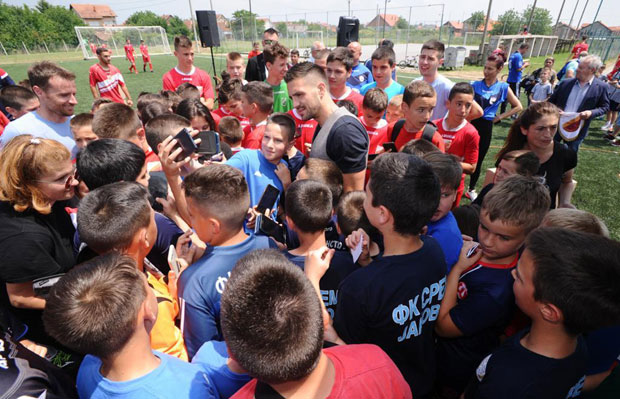 Отворена травната лепотица у Добановцима: Душан Тадић и челници ФСС поделили опрему клубовима у Сурчину