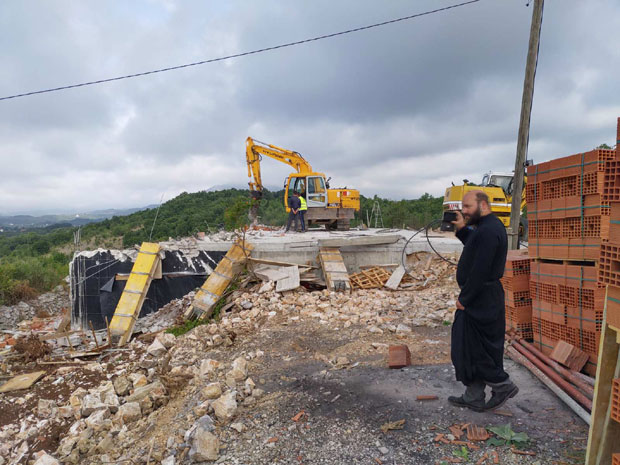 Зашто је ангажована противтерористичка јединица код Улциња? Питање након рушења конака поред манастира