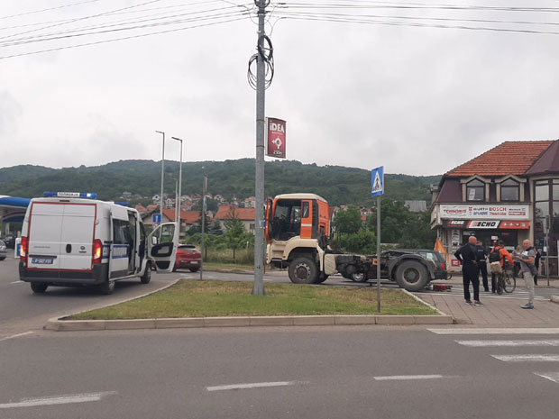 Тешка несрећа у Нишу: Камион ударио БАКУ, лекари јој се БОРЕ ЗА ЖИВОТ (ФОТО)