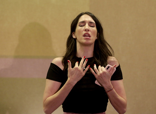 Први снимци трудне Јелисавете Орашанин на сцени: У лепршавој сукњи назире се стомачић (ФОТО)