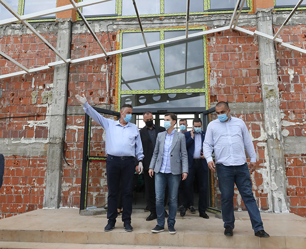 Брнабић: Основцима треба обезбедити најбоље услове за рад