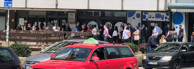 Сукоб нотара и катастар далеко од краја: Грађани чекају и даље на шалтеру 