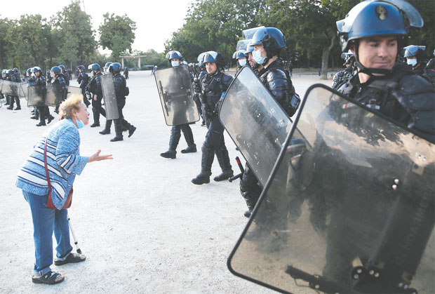 Легитимисање према боји коже: Насиље међу француским чуварима реда