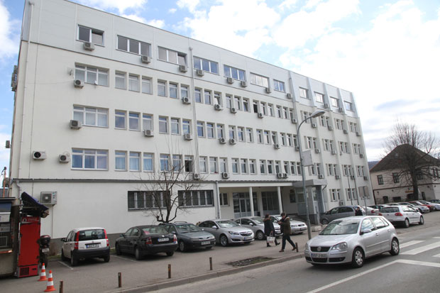 На мајку сатаром из милосрђа: Мајка му тепала злато моје и покушала да га оправда