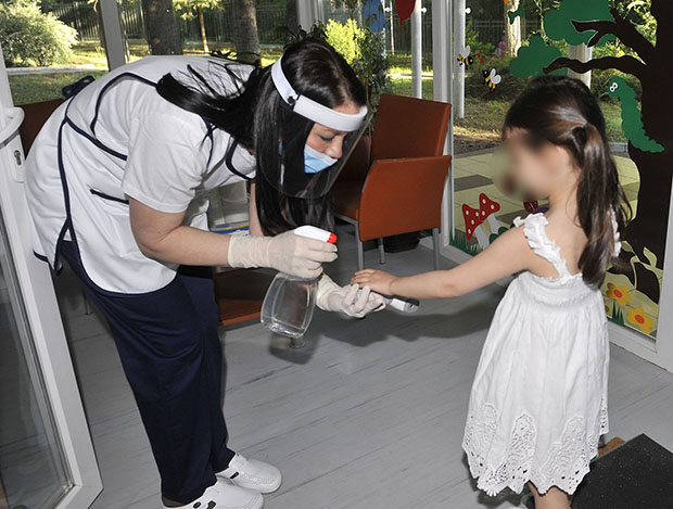 Вртићи додатно пооштрили мере због корона вируса: ПОСЕБНА ПРОЦЕДУРА за родитеље приликом примопредаје деце