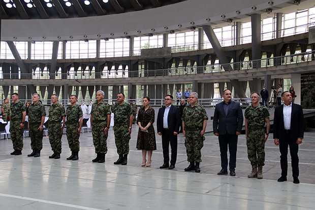 Министар Вулин уручио захвалницу за болницу на Сајму: Хвала вам што сте били ту кад је било најтеже!