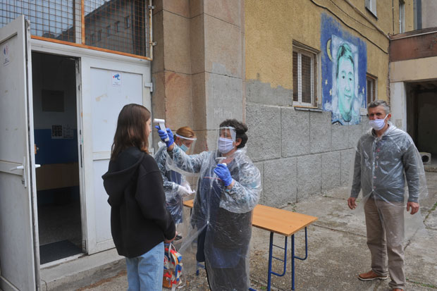 Мерили им температуру пре уласка у школу: Осмаци полажу пријемне испите за специјализована одељења за таленте (ФОТО)