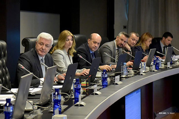 Црној Гори прети сиромаштво, а задужили се код ИБРД још 25 милиона евра!