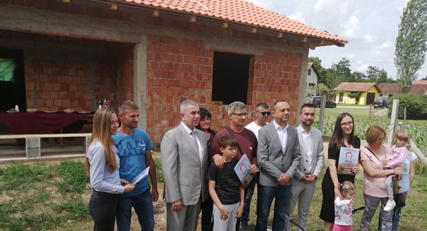 Избегличке породице у Суботици од Покрајине добиле новац за изградњу кућа: Лакше до крова над главом