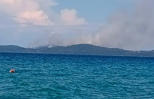 ПРВИ СНИМЦИ СА СВЕТЕ ГОРЕ: Ватра и даље гори на рту Aрапис (ВИДЕО)