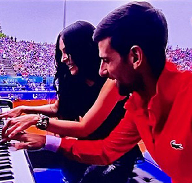 Ђоковић оставио рекет и сео за клавир: Новаков дует с прелепом Лолом (ВИДЕО)