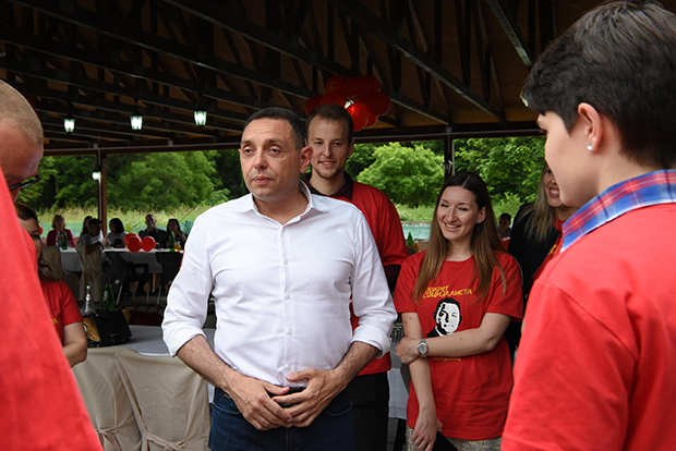 Вулин са подмлатком Покрета социјалиста: Омладина верује Вучићу и стоји уз њега