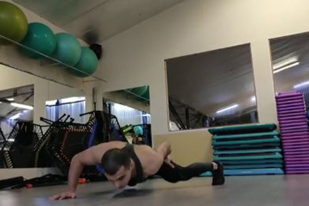 Урадио 55 склекова за 60 секунди: Јермен на Црвеном тргу оборио рекорд Бруса Лија (ВИДЕО)