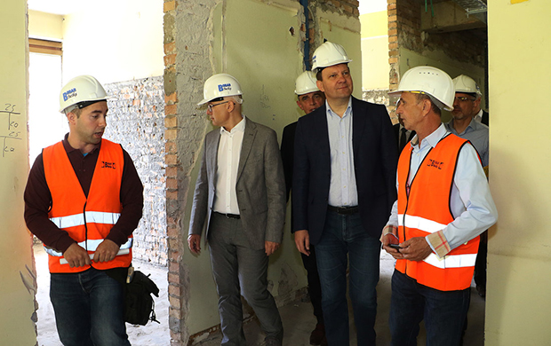 Вучевић и Мировић обишли радове на реконструкцији новосадског Дома здравља
