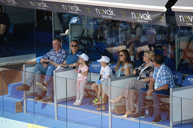 Јелена Ђоковић са децом на Нолетовом турниру, а ДЕТАЛЈ НА СТЕФАНОВОЈ МАЈИЦИ је разнежио Србију
