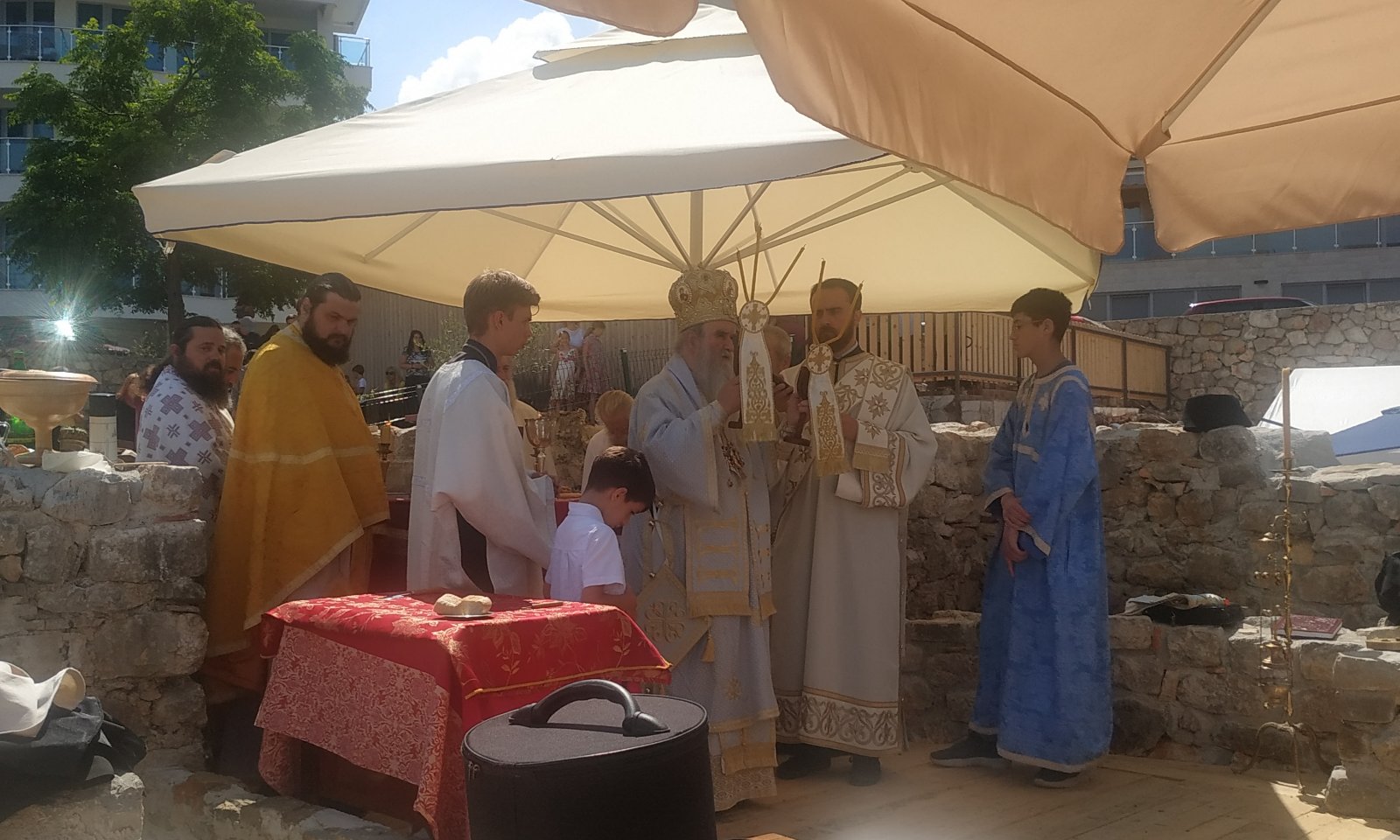 Слике које данас обилазе свет: Митрополит Амфилохије служи литургију у цркви Свих Светих код Бара (ФОТО)