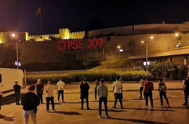 Осванула светлећа реклама на тврђави Кале у Скопљу: Позив да Албанац буде премијер (ФОТО)