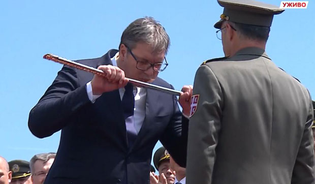 Вучићу официрска сабља за посвећеност напретку Војске Србије