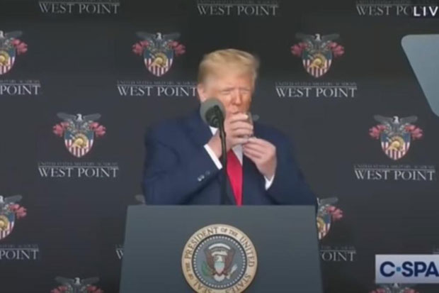 Шта се то ДОГАЂА са ТРАМПОМ? Председник САД није могао да ПОДИГНЕ чашу са водом, докторка сматра да треба да сними мозак (ВИДЕО)