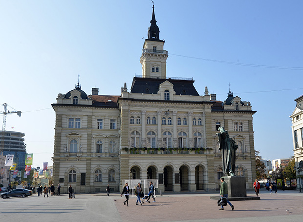 Молотовљев коктел бачен на Градску кућу у Новом Саду: Мушкарац најпре РАЗГОВАРАО СА ПОРТИРОМ, па покушао да запали зграду!