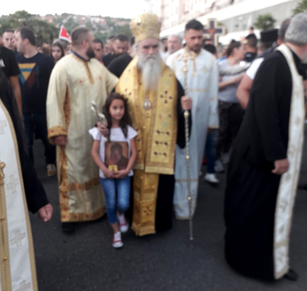 Раме уз раме са КУМОМ АМФИЛОХИЈЕМ: Малена Уна на литији у Подгорици (ФОТО)