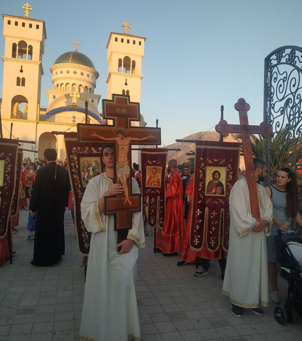 И Бар вечерас у КРСНОМ ХОДУ: Неколико хиљада верника испред храма Светог Јована Владимира (ФОТО)