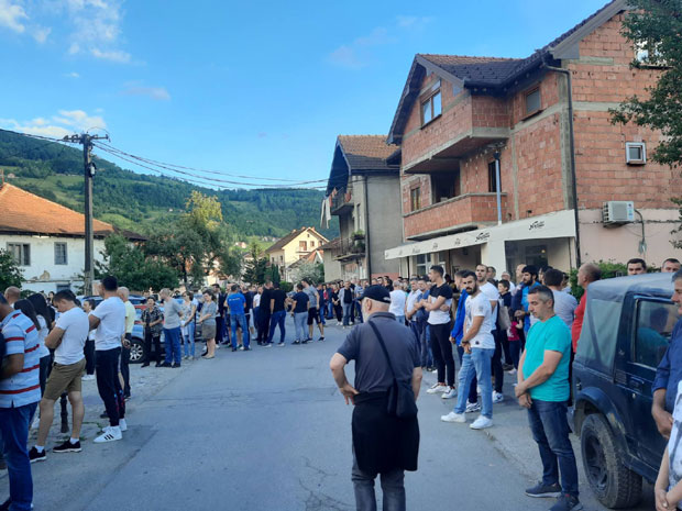 Бјелопољци и вечерас упркос свему БРАНЕ СВЕТИЊЕ: Верници се окупили пред црквом у којој је НАСТАЛО МИРОСЛАВЉЕВО ЈЕВАНЂЕЉЕ (ФОТО/ВИДЕО)